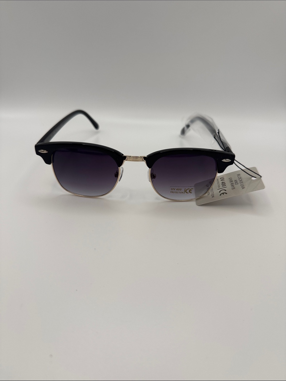 Classic Black and Gold Men's Sunglasses with Gradient Lenses